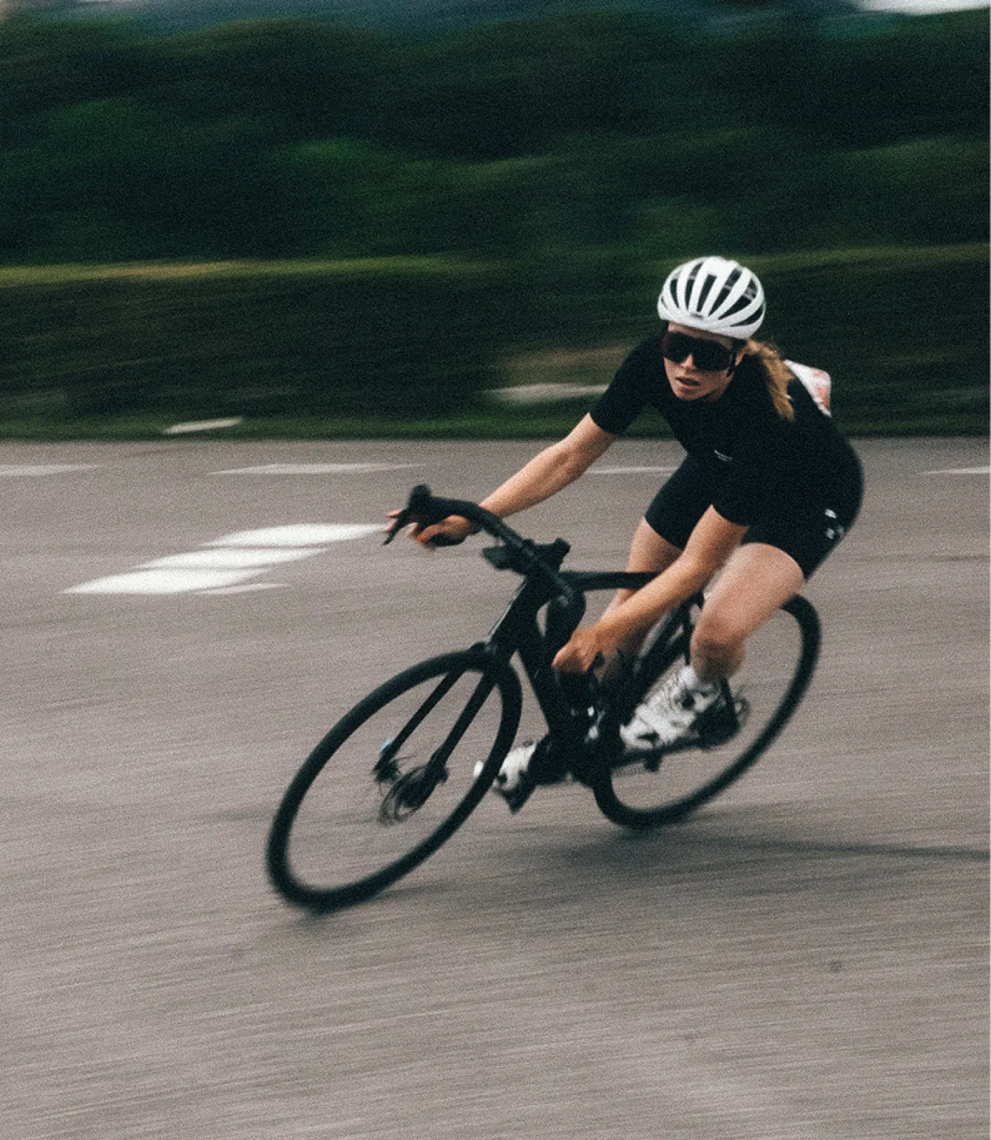 Lotte auf dem Rennrad in einer Kurve