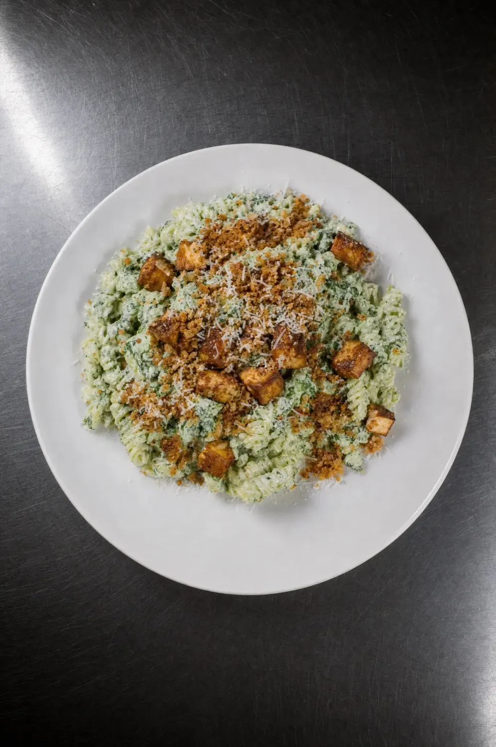 High Protein Pasta mit Spinat, von oben fotografiert auf einem weißen Teller